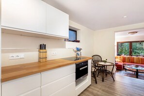 Fridge, microwave, oven, stovetop - Apartment 'Ferienwohnung Am Mozarthügel' with Wi-Fi (Warstein)