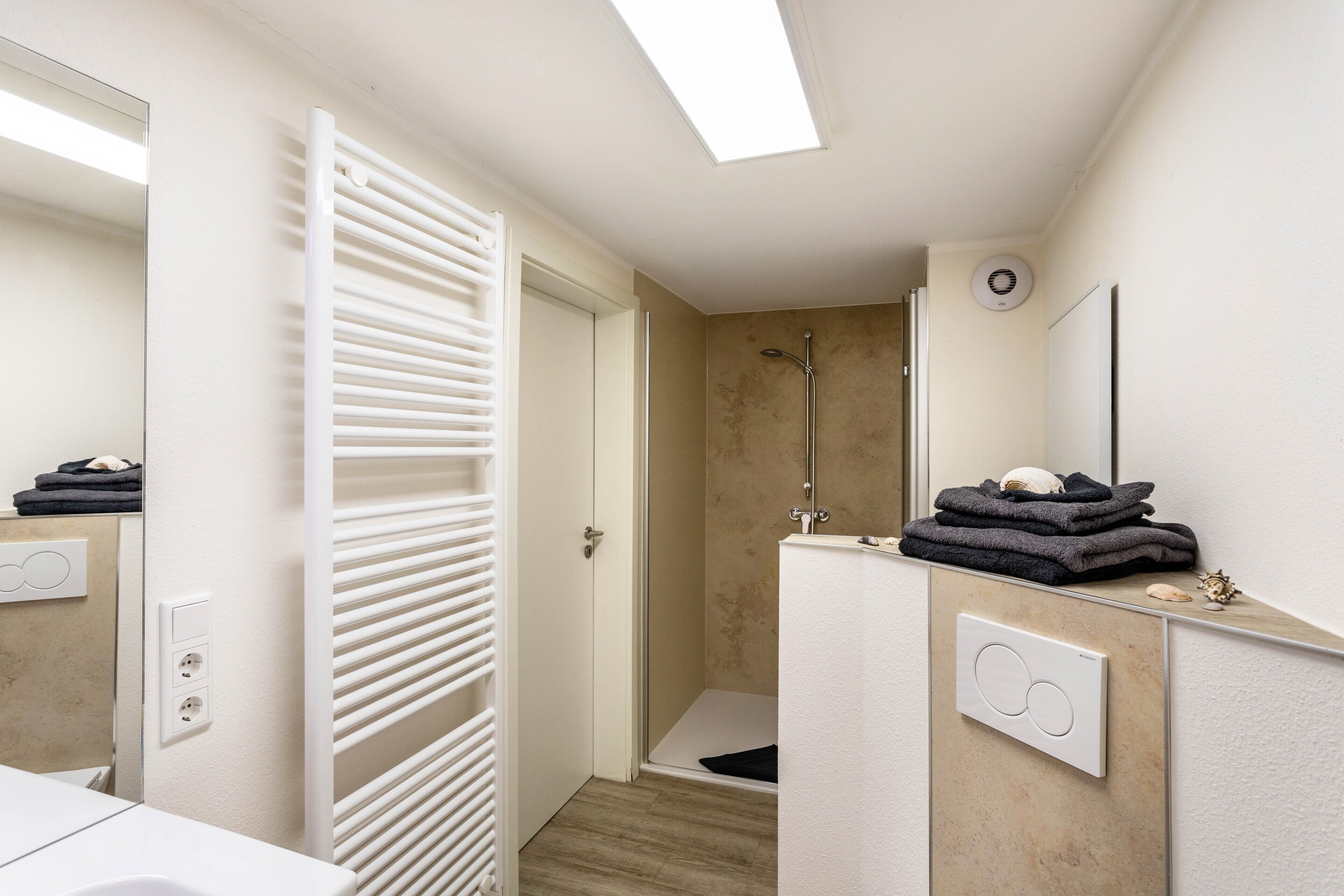 Douche, articles de toilette gratuits, sèche-cheveux