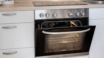 Frigorífico, microondas, horno y placa de cocina