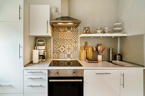 Fridge, oven, stovetop, dishwasher
