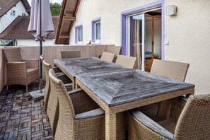 Outdoor dining - Apartment 'Ferienwohnung, 120qm' with Mountain View, Private Terrace and Wi-Fi (Feldberg (Schwarzwald))