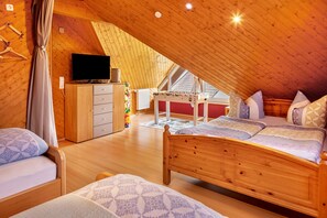 3 slaapkamers, een strijkplank/strijkijzer, gratis wifi, beddengoed