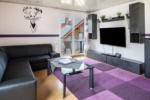 Een televisie, een open haard, videogames en een dvd-speler