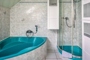 Shower, hair dryer, towels - Apartment 'Ferienwohnung, 120qm' with Mountain View, Private Terrace and Wi-Fi (Feldberg (Schwarzwald))