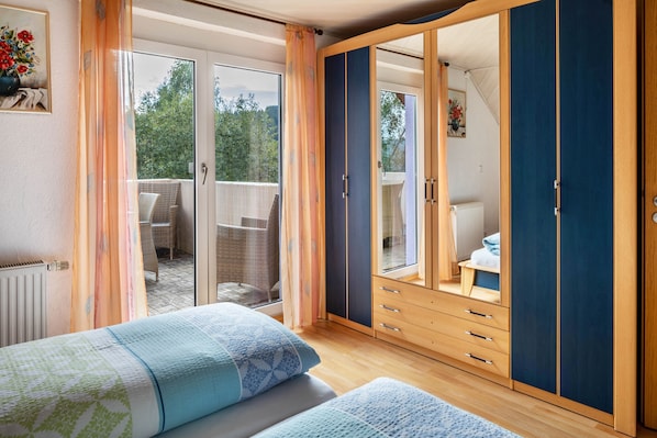3 slaapkamers, een strijkplank/strijkijzer, gratis wifi, beddengoed