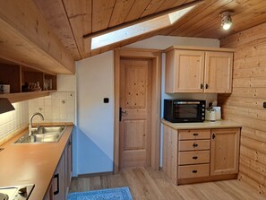 Fridge, oven, stovetop, coffee/tea maker