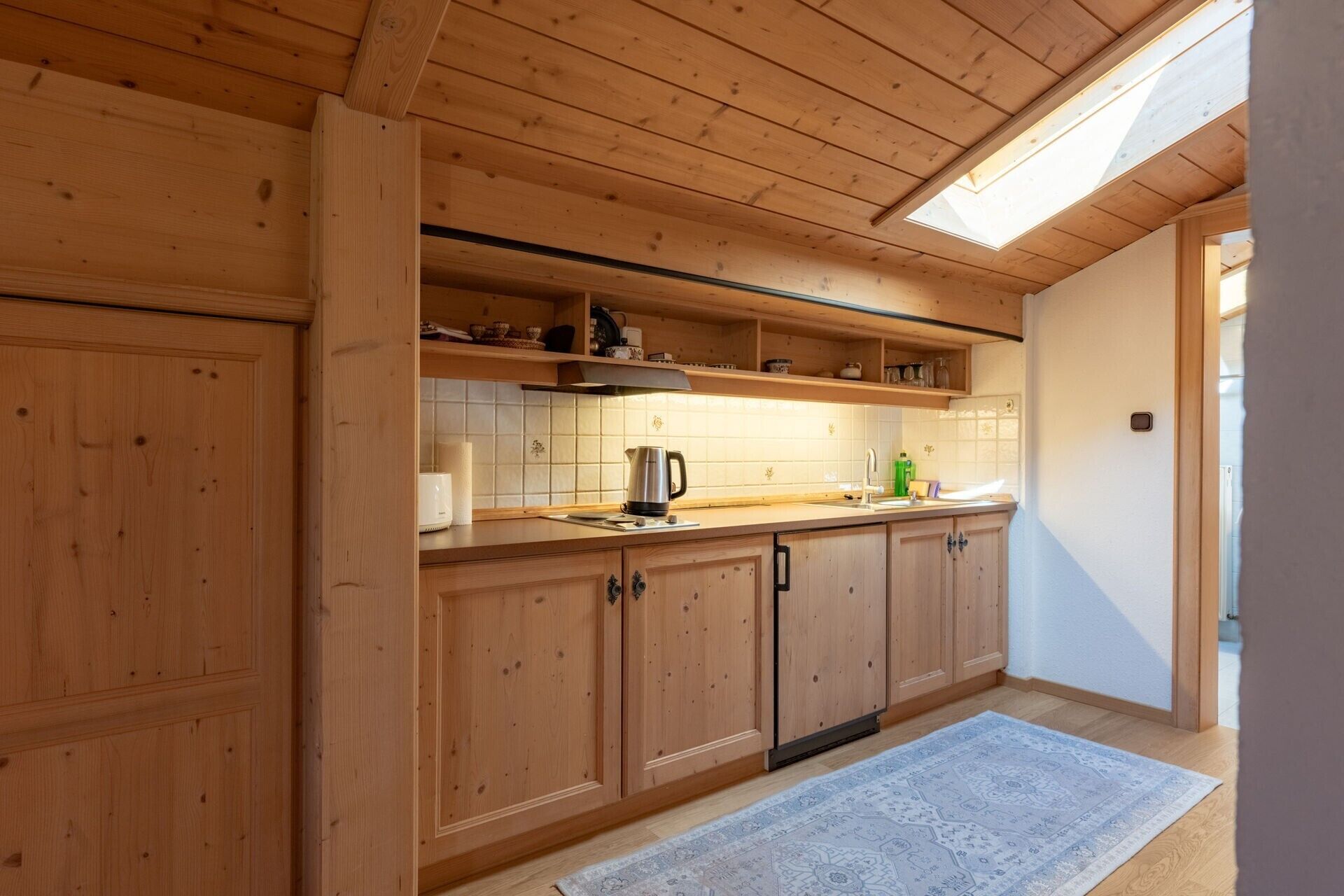 Wasserkocher mit Kaffee-/Teezubehör, Kühlschrank, Ofen, Herdplatte