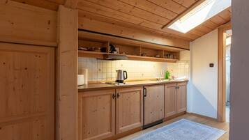 Wasserkocher mit Kaffee-/Teezubehör, Kühlschrank, Ofen, Herdplatte