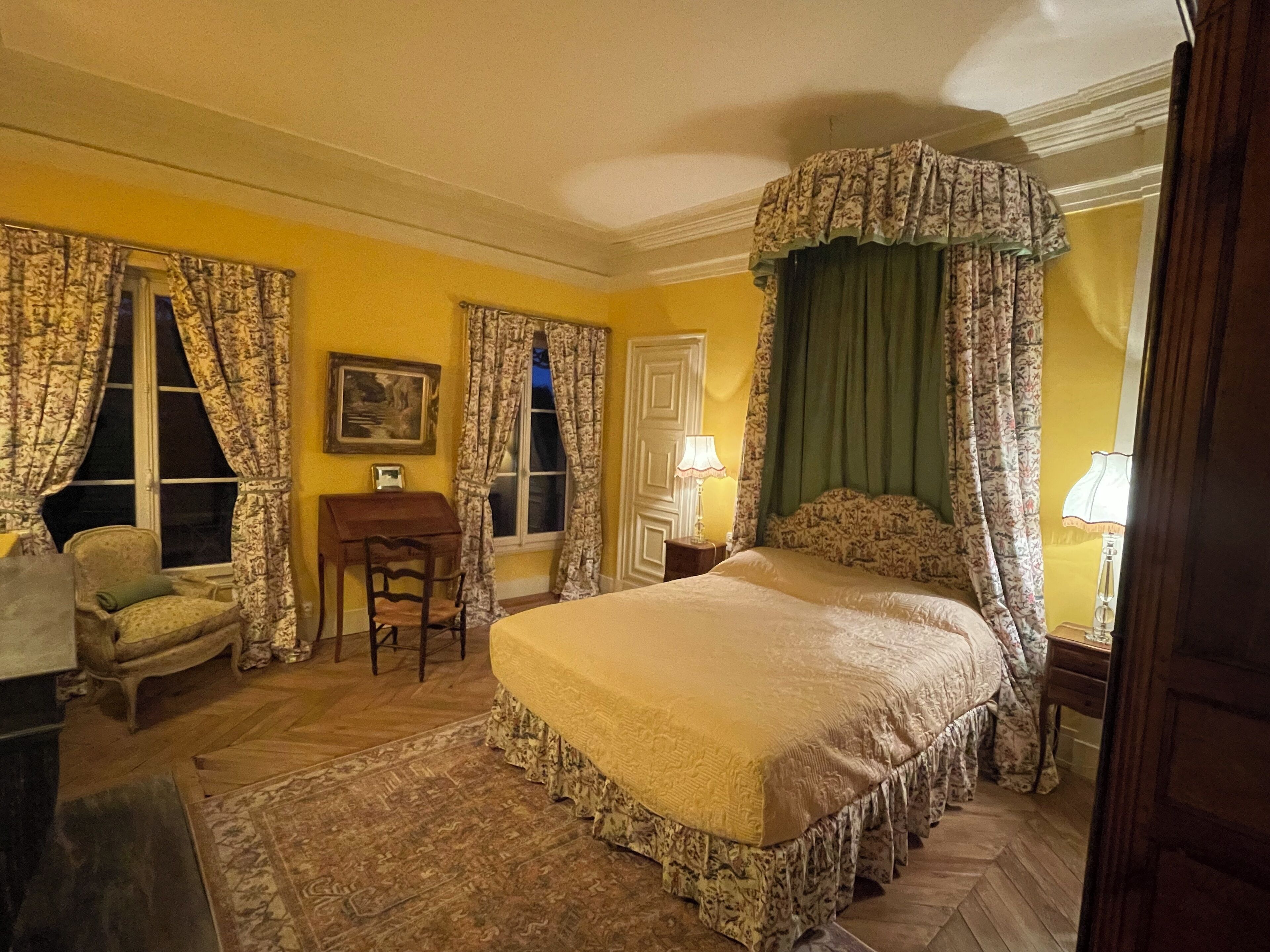 7 bedrooms, iron/ironing board, WiFi (free), bed sheets