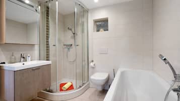 Douche, sèche-cheveux, serviettes fournies
