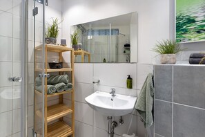 Suihku, hiustenkuivaaja, pyyhkeet