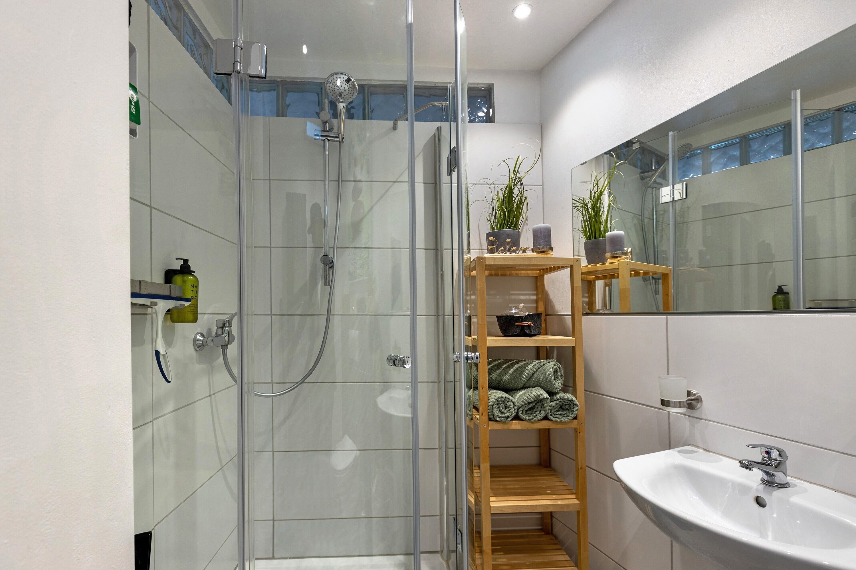Een douche, een haardroger, handdoeken