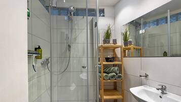 Een douche, een haardroger, handdoeken