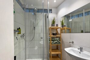 Dusche, Haartrockner, Handtücher