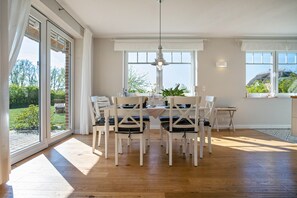 Dining - Holiday Home 'Reethaus Meerferien' with Sea View, Private Terrace and Wi-Fi (Poseritz)