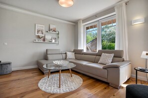 Televisie, een open haard en een dvd-speler