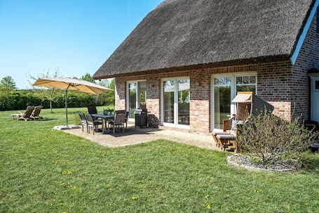 Outdoor dining. Holiday Home 'Reethaus Meerferien' with Sea View, Private Terrace and Wi-Fi