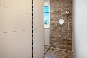 Shower, hair dryer - Holiday Home 'Reethaus Meerferien' with Sea View, Private Terrace and Wi-Fi (Poseritz)