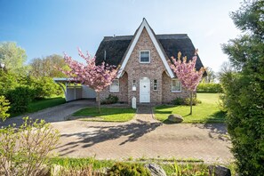 Exterior - Holiday Home 'Reethaus Meerferien' with Sea View, Private Terrace and Wi-Fi (Poseritz)