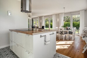 Kylskåp, mikrovågsugn, ugn och spishäll