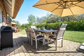 Outdoor dining - Holiday Home 'Reethaus Meerferien' with Sea View, Private Terrace and Wi-Fi (Poseritz)