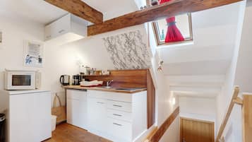 Fridge, microwave, stovetop, coffee/tea maker