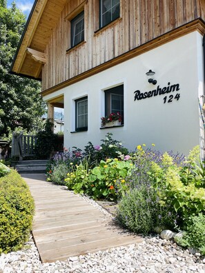 Exterior detail - Apartment 'Haus Rosenheim' with Mountain View, Balcony and Wi-Fi (Ramsau am Dachstein)