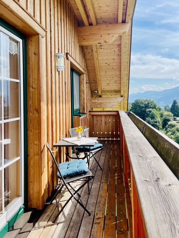 Outdoor dining - Apartment 'Haus Rosenheim' with Mountain View, Balcony and Wi-Fi (Ramsau am Dachstein)