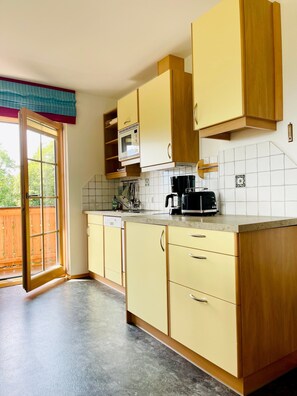 Frigorifero, microonde, forno, piano cottura