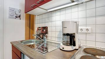 Kühlschrank, Herdplatte, Wasserkocher mit Kaffee-/Teezubehör