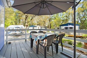 Outdoor dining - Bungalow 'Bungalow - Bark Sedov, Bgl 2' with Private Terrace and Wi-Fi (Dranske)