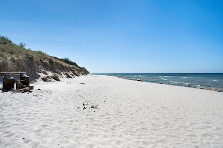 Beach nearby. Bungalow 'Bungalow Mary Ann, Bgl 25' with Private Terrace and Wi-Fi
