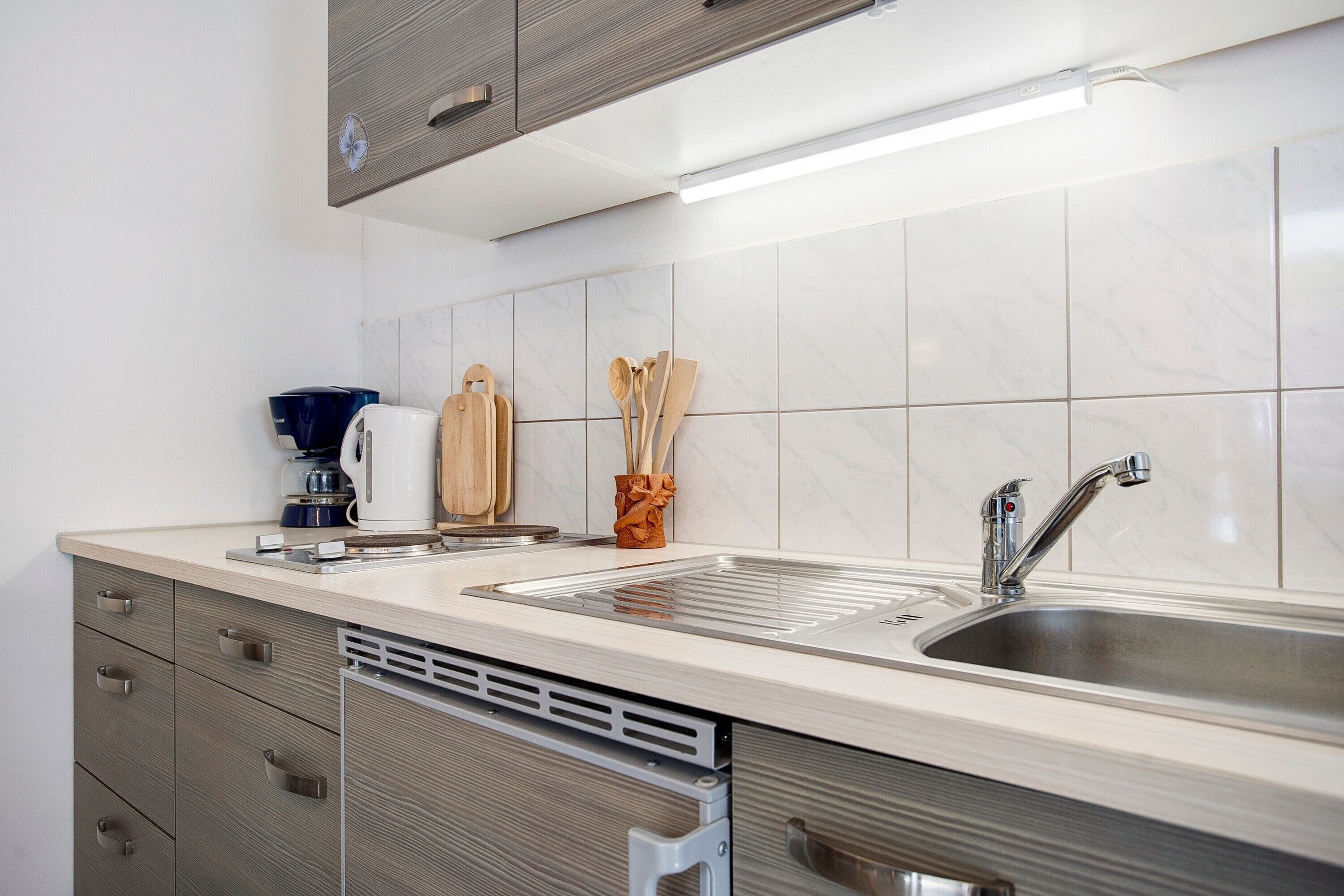 Réfrigérateur, plaque de cuisson, cafetière/bouilloire