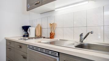 Réfrigérateur, plaque de cuisson, cafetiÚre/bouilloire