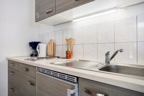 Geladeira, cooktop, cafeteira/chaleira, chaleira elétrica