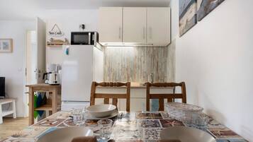 Jääkaappi, liesi, kahvin-/teenkeitin, vedenkeitin