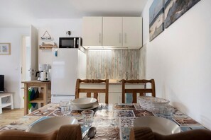 Refrigerador, parrilla de estufa, cafetera y tetera y tetera eléctrica 