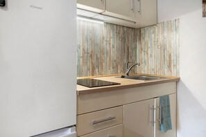 Refrigerador, parrilla de estufa, cafetera y tetera y tetera eléctrica 