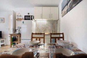 KylskÄp, spishÀll, kaffe- och tebryggare och vattenkokare