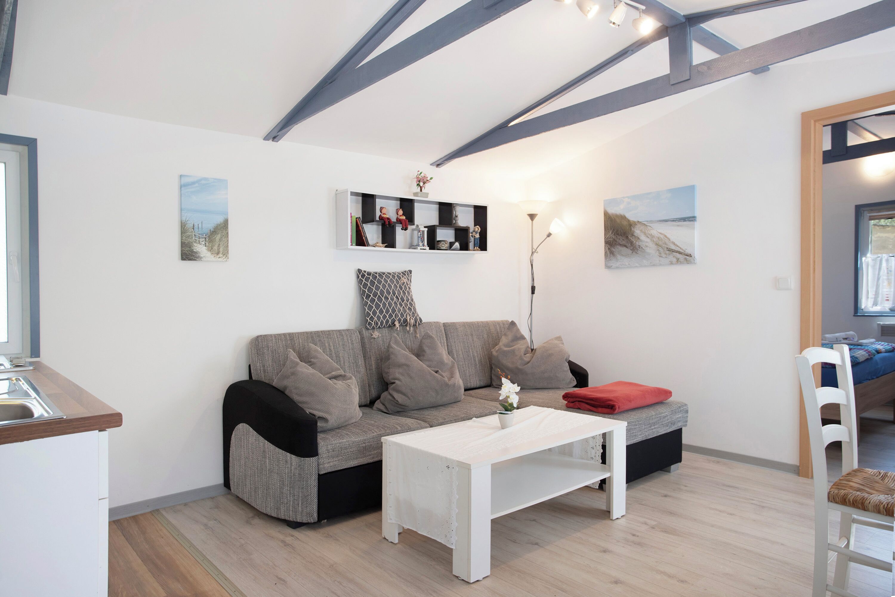 Una televisión, una mesa de tenis de mesa