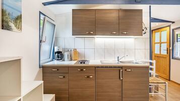 Réfrigérateur, plaque de cuisson, cafetiÚre/bouilloire