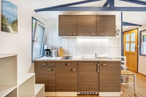 Refrigerador, parrilla de estufa, cafetera y tetera y tetera eléctrica 