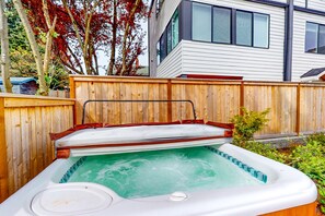 Outdoor spa tub - Century-old, dog-friendly home with hot tub, gorgeous patio & prime location (Seattle)