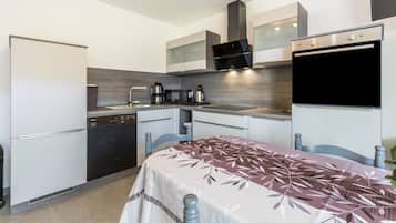 Geladeira, micro-ondas, fogão, cooktop