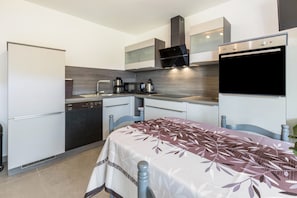 Kühlschrank, Mikrowelle, Ofen, Herdplatte