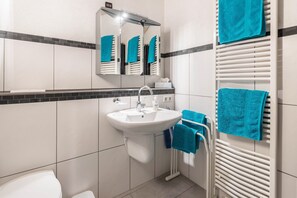 Douche, articles de toilette (gratuits), serviettes fournies