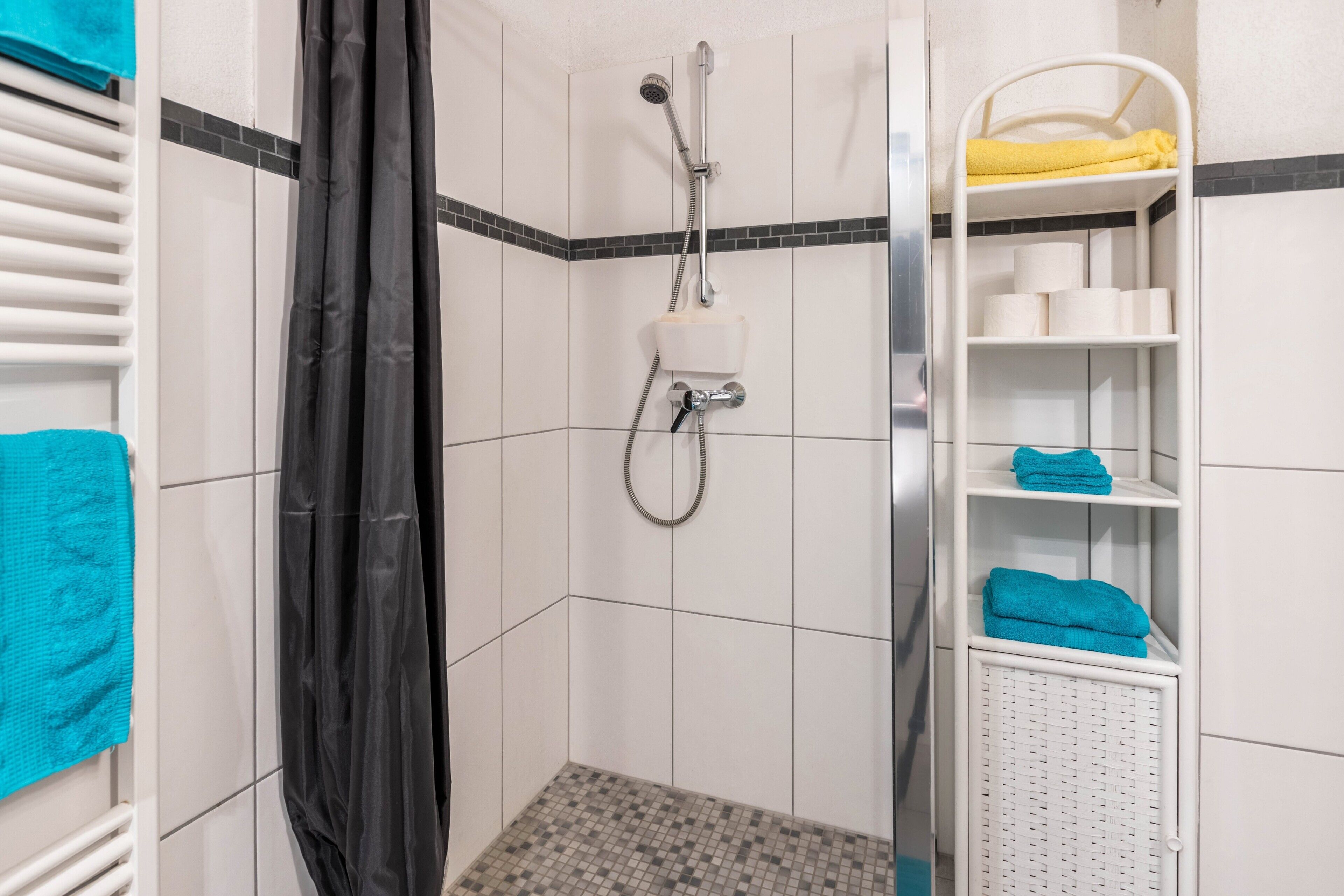 Een douche, gratis toiletartikelen, handdoeken