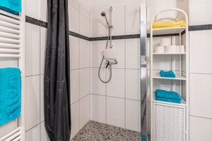Douche, articles de toilette gratuits, serviettes fournies