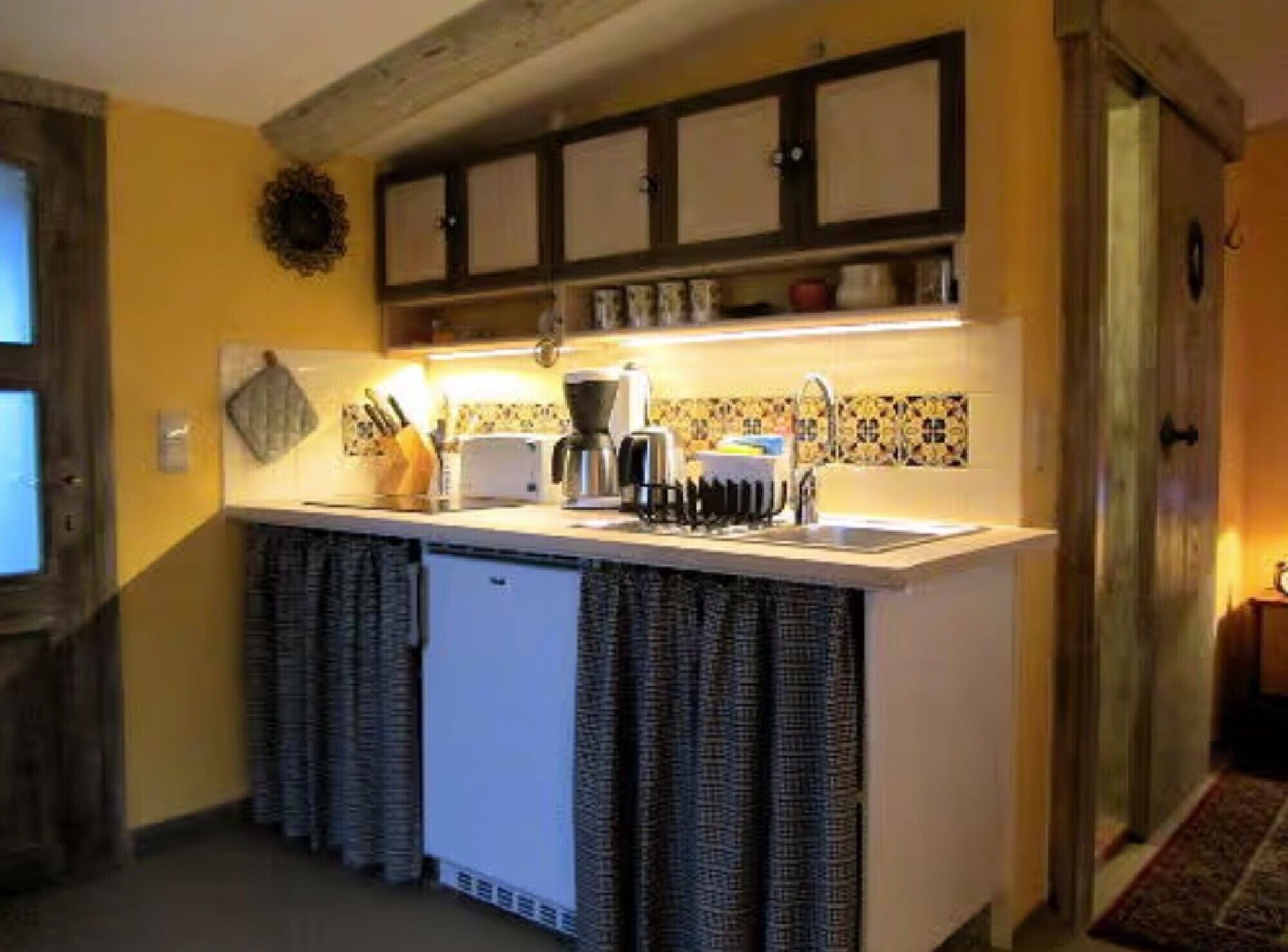 Kühlschrank, Herdplatte, Wasserkocher mit Kaffee-/Teezubehör