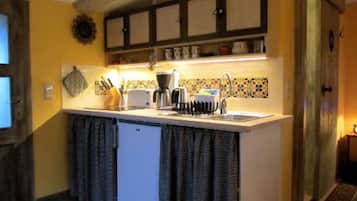 Kühlschrank, Herdplatte, Wasserkocher mit Kaffee-/Teezubehör